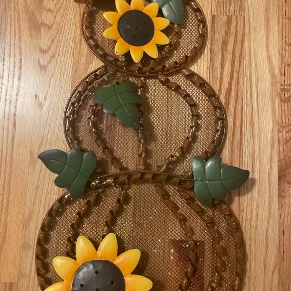 Pumpkins with crow, sunflowers and leaves wall decor - Picture 3 of 5